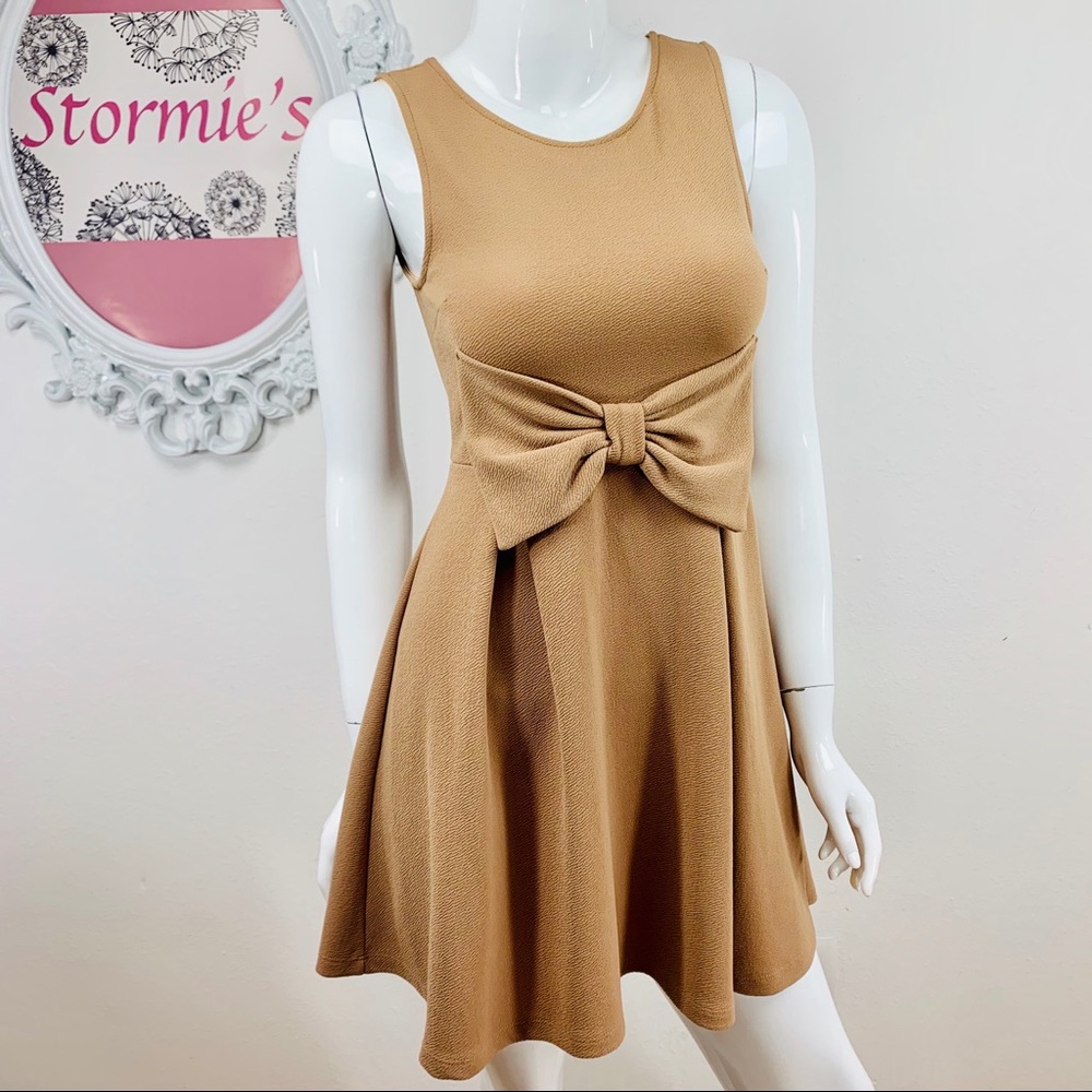 Millibon / Tan Sleeveless Textured Bow Front - Picture 1 of 7